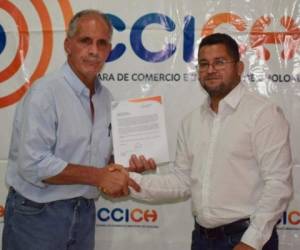 Asfura recibiendo el acuerdo por parte de representantes de la Cámara de Comercio e Industrias de Choloma.