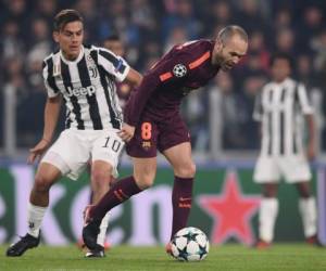 Andrés Iniesta y Paulo Dybala, dos de las grandes figuras que se ven las caras en el Juventus vs Barcelona. (AFP)