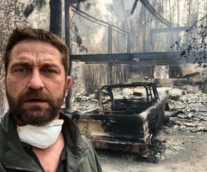 “Regresé a mi casa de Malibú después de evacuar”, escribió el actor Gerard Butler en Instagram junto a esta fotografía que muestra una estructura quemada y un automóvil chamuscado.