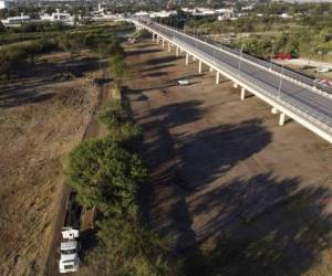 Los agentes de CBP inspeccionaban el sábado la maleza a lo largo del fronterizo río Bravo para asegurarse de que nadie estuviera escondido. Foto: AP