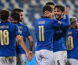 El brasileño nacionalizado italiano Jorginho adelantó a la 'Azzurra' de penal en el minuto 27 y Domenico Berardi sentenció en el 84. Foto: AFP