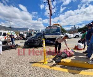 Las personas heridas fueron auxiliadas por peatones y conductores que transitaban la zona. Fotos Agustín Lagos| EL HERALDO