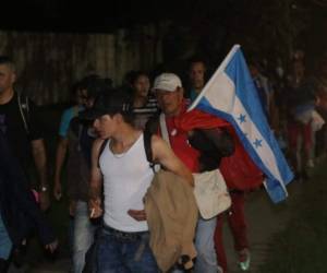 La noche del lunes, cientos de hondureños comenzaron su camino rumbo a Estados Unidos.
