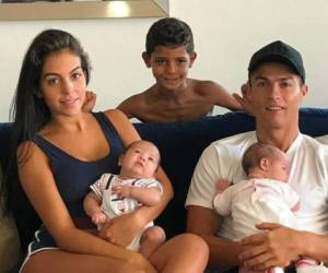 Georgina Rodríguez junto a Cristiano Ronaldo y sus hijos. (Fotos: Redes)