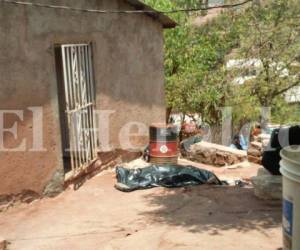 Afuera de una humilde vivienda se observa uno de los cuerpos. Fotos: EL HERALDO.