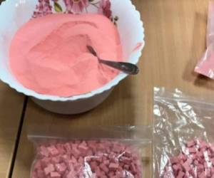 El tuit iba acompañado de dos fotos en las que se veían cantidades de polvo rosa y pequeñas pastillas del mismo color en bolsas.