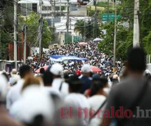 Cientos de personas formaron parte de la Marcha por la paz que se llevó a cabo este sábado en la capital de Honduras. Fotos: Emilio Flores / EL HERALDO.