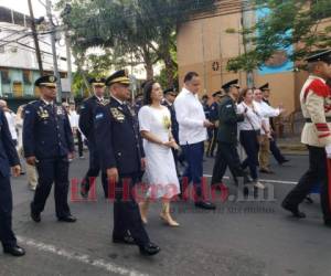 El alcalde Armando Calidonio lideró los desfiles este 15 de septiembre en San Pedro Sula.