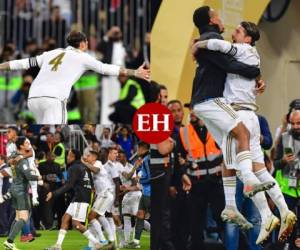 El Real Madrid se proclamó este domingo campeón de la Supercopa de España por undécima vez al imponerse al Atlético 4-1 en la tanda de penales. Así fue la celebración de los blancos. Fotos AFP