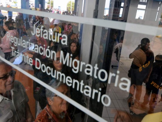 Los venezolanos hacen fila en el centro binacional de atención fronteriza (CEBAF) en Tumbes, al norte de Perú, en la frontera con Ecuador, el 23 de agosto de 2018.