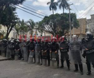 Agentes policiales permanecieron en los alrededores del Parque Central. Foto archivo EL HERALDO