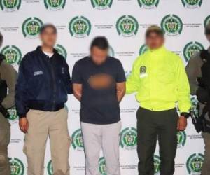 Autoridades colombianas con “Zeus”, proveedor de armas al Ejército de Liberación Nacional (ELN). Foto Interpol
