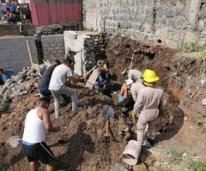 Con palas y piochas se inició la labor de rescate, pero posteriormente se empleó una retroexcavadora del cuerpo de Bomberos de Honduras.