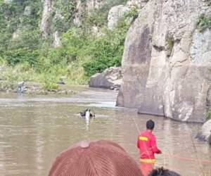 Los bomberos que participaron en el rescate relataron que el cuerpo estaba atrapado en un hueco, en medio de unas rocas.