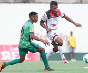 Luis Garrido en acción con Alajuelense ante Limón. Foto: John Durán, La Nación / El Heraldo