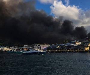 Las columnas de fuego se divisaban desde el mar, a varios kilómetros de distancia. Foto: AFP