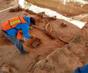 Una persona trabaja en el lugar donde se encontraron restos de mamuts, cerca de la base militar de Santa Lucía, al norte de la Ciudad de México. La foto no fechada fue suministrada por el Instituto Nacional de Antropología e Historia de México. (INAH via AP)