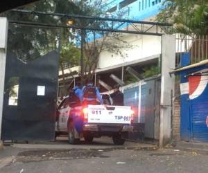 Patrulla policial ingresa al hospital Mario Mendoza donde esta madrugada un paciente mató a otro.