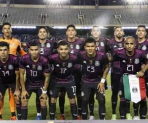 La selección de México buscará hacer valer su condición de favorito y dejar en el camino a Honduras esta noche en los cuartos de final de la Copa Oro. Para este encuentro, el entrenador del tricolor, Gerardo 'Tata' Martino ha decidido enviar sus mejores 11 jugadores al campo para lograr el ansiado boleto a semifinales del torneo en donde los aztecas son los grandes favoritos para llevarse la copa a casa. Fotos: Instagram | AFP | AP