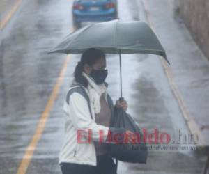 Las lluvias provocadas por la tormenta Eta provocaron el desbordamiento de ríos en la capital de Honduras. Foto: Alex Pérez/EL HERALDO