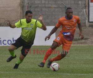 Primeras acciones del partido entre Lobos y Real de Minas en el Marcelo Tinoco de Danlí. Foto: Alejandro Amador / El Heraldo