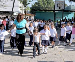 Los niños, jóvenes, maestros y personal administrativo se tendrán que presentar hasta el lunes.