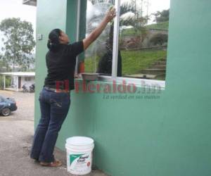 En medio del toque de queda y la alerta roja por el Covid-19, muchas empleadas domésticas buscan cómo movilizarse a sus trabajos, mientras otras son orilladas a quedarse en las casas de sus patronos. Foto: EL HERALDO.