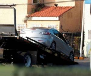 El automóvil compacto se encontró en el barrio Bosques de Aragón del municipio de Nezahualcóyotl, vecino a la capital del país, en el Estado de México.