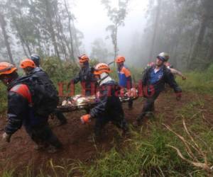 En el lugar que cayó el helicóptero, en el que viajaba Hilda Hernández y otras 5 personas, era de difícil acceso por lo que las labores de rescate se complicaron. Foto: Marvin Salgado/EL HERALDO