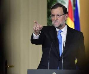 En la entrevista, Rajoy asegura que los dirigentes catalanes 'aún están a tiempo' de evitar 'soluciones drásticas', como las que reclaman al jefe de gobierno español el ala dura de su partido conservador. (AFP)