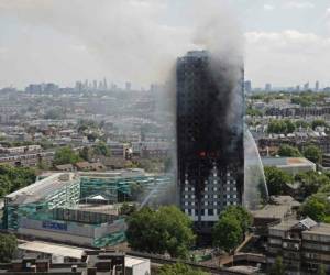 El edificio, construido en 1974, quedó completamente calcinado. Los bomberos consiguieron llegar a la zona más alta y utilizaron drones para examinar las plantas superiores. Foto: Agencia AFP.