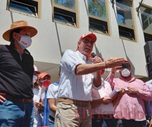 El movimiento de Luis Zelaya hizo una marcha ayer que concluyó en el hotel donde el ente electoral está recibiendo las impugnaciones.