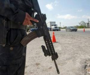 La Policía Federal mexicana trabaja en puesto de control en la ciudad fronteriza de Reynosa. Foto AFP