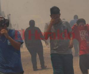 Empleados del yonker intentar huir del humo que deja el incendio en El Carrizal. Foto: Alex Pérez/ EL HERALDO