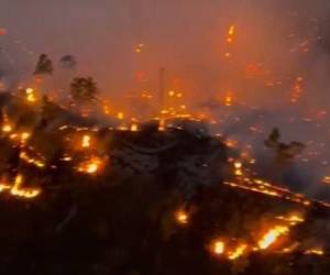 Hasta el momento se desconoce las causas por las que se habría activado el fuerte incendio en la zona.