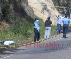 Autoridades y familiares de la víctima llegaron rápidamente al sector donde ocurrió la tragedia. Foto Estalin Irías| EL HERALDO