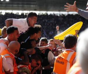 Los compañeros del Manchester City celebran con sus seguidores después de marcar el partido de fútbol de la Premier League inglesa entre Southampton y Manchester City en el estadio de St Mary en Southampton, el domingo 13 de mayo de 2018. (AP Photo / Frank Augstein).