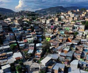 Vista aérea de un barrio pobre de Tegucigalpa, tomada el 23 de mayo de 2020 durante la pandemia de coronavirus. Foto: Agencia AFP.