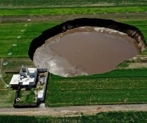 Este socavón tiene un diámetro de 100 metros y una profundidad de 20 m. Foto: AFP.