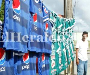 Las camisas, accesorios y los boletos para ingresar al estadio Excélsior de Puerto Cortés, se han volcado en la zona norte de Honduras para el juego Platense - Motagua por la final del Apertura 2016 (Foto: El Heraldo Honduras / Deportes El Heraldo)