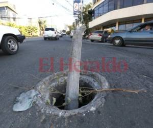 Así es como luce el pozo de inspección en la transitada vía. Foto: Marvin Salgado/EL HERALDO