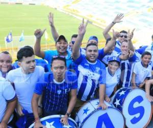 Los aficionados hondureños en las gradas del Estadio Cuscatlán.
