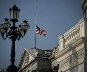 Una bandera estadounidense en el Capitolio de Estados Unidos ondea a media asta el 27 de agosto de 2018 en Washington, DC. El senador John McCain (R-AZ), un condecorado héroe de guerra estadounidense, murió el 25 de agosto de 2018 a la edad de 81 años, después de una larga batalla contra el cáncer cerebral. Foto AFP