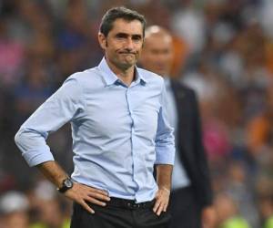 Barcelona's coach Ernesto Valverde stands on the sideline during the second leg of the Spanish Supercup football match Real Madrid vs FC Barcelona at the Santiago Bernabeu stadium in Madrid, on August 16, 2017. / AFP PHOTO / GABRIEL BOUYS