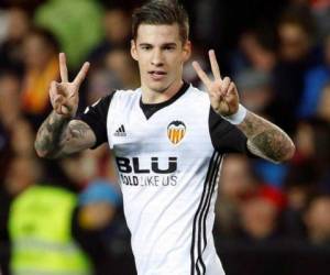 Santi Mina marcó un doblete que metió al Valencia entre los 8 mejores de España. Foto / AFP
