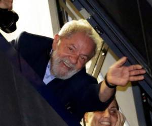 El expresidente de Brasil, Luiz Inácio Lula da Silva, saludó a los simpatizantes frente a la sede del sindicato de trabajadores del metal en Sao Bernardo do Campo, Brasil. Foto AP