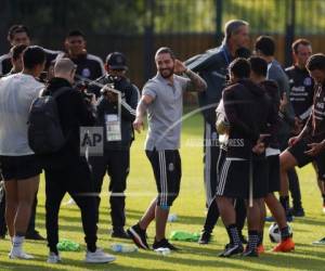 El cantante colombiano Maluma (centro) saluda a los integrantes de la selecciÃ³n de MÃ©xico, durante una sesiÃ³n de entrenamiento para el Mundial, el martes 12 de junio de 2018, en MoscÃº (AP Foto/Eduardo Verdugo)