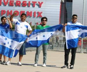 Aficionados catrachos en las afueras del estadio de la Universidad de Phoenix, Arizona. (Fotos: Ronal Aceituno / Grupo Opsa )