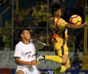 Iván López del Real España en acción con el Chaco Mariano Acevedo de Honduras de El Progreso. Foto: El Heraldo.