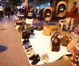 Los vendedores ambulantes se instalan en cualquier parte de la peatonal. Foto: Emilio Flores/ EL HERALDO